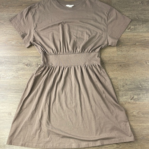 H&M Women’s Beige Tan Short Jersey Dress, size medium - Picture 1 of 9